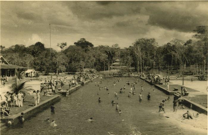 Vista do então balneário do Parque Dez de Novembro. Local de lazer das famílias manauaras, que se dirigiam ao local para amenizar o calor em Manaus, década de 1960. / Foto Acervo: Arquivo Público Municipal de Manaus. 